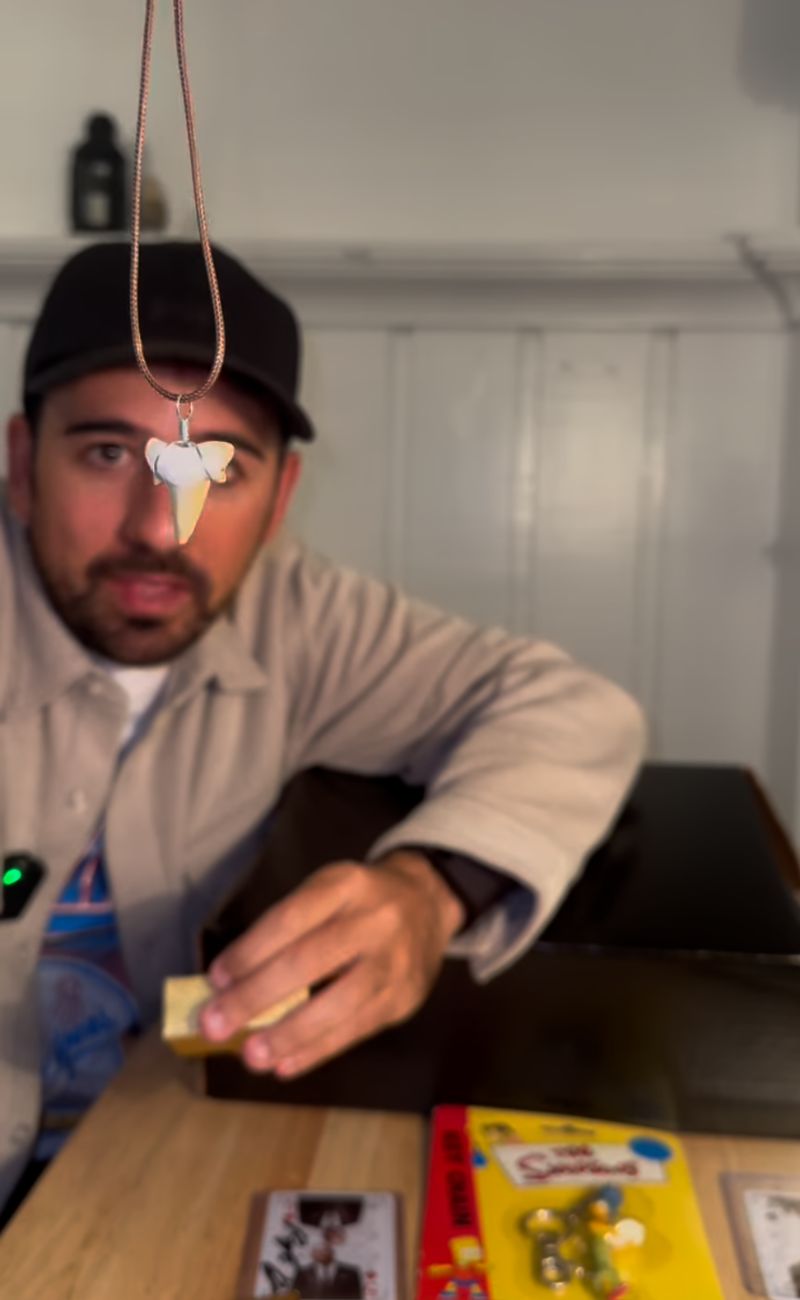 Tra gli oggetti più strani c'è questa collana, con quello che sembra essere il dente di uno squalo