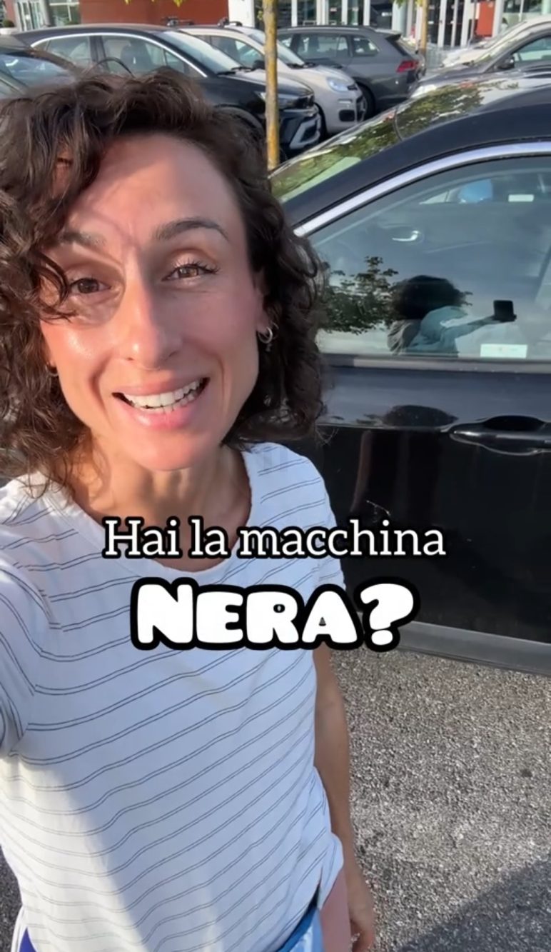 Decine di auto nere vicine aumentano la sensazione di calore.