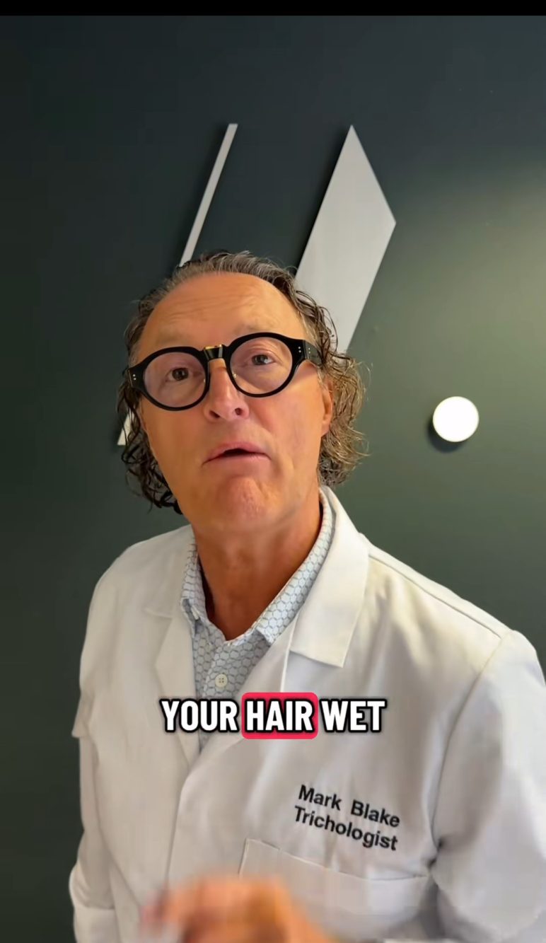 L'esperto di cura dei capelli ha affermato che asciugare i capelli senza phon causa diversi danni al cuoio capelluto.