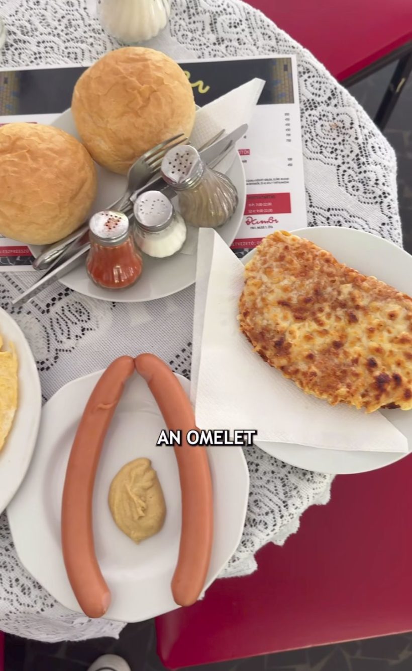 L'offerta non è amplissima, però chi vuole mangiare come nell'Unione Sovietica ordina omelette, salsiccia ungherese, pane e ketchup, annaffiati da caffè.