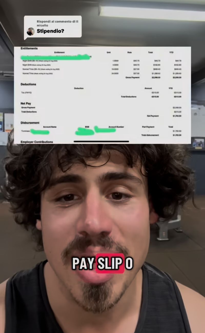 Uno screen dal video in cui mostra la busta paga in qualità di lavoratore nelle miniere d'Australia.