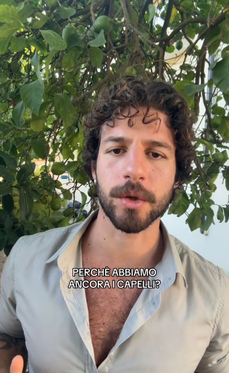 Il divulgatore ha risposto alla domanda delle domande: perché gli esseri umani hanno perso gran parte della peluria ma hanno ancora i capelli?