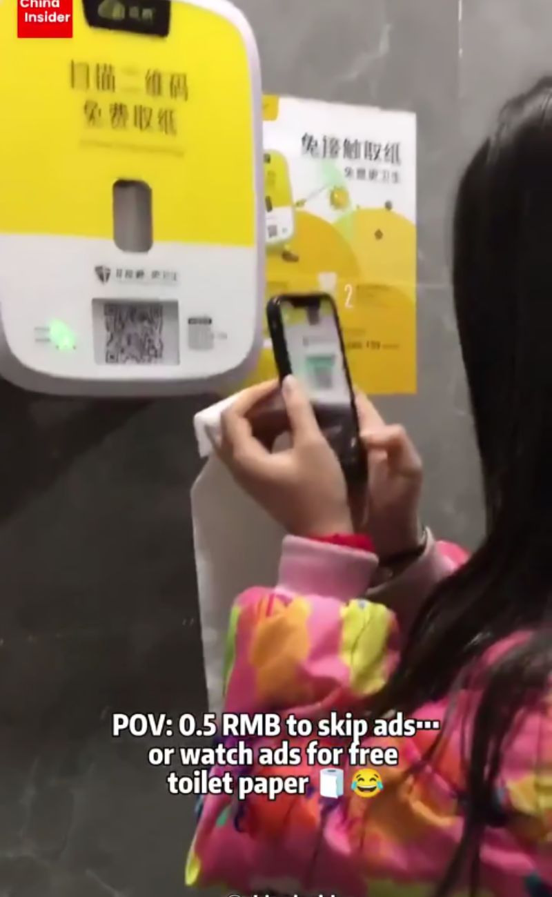 E tu, per avere la carta igienica nei bagni pubblici, saresti disposto a scannerizzare un codice QR e guardare una pubblicità?