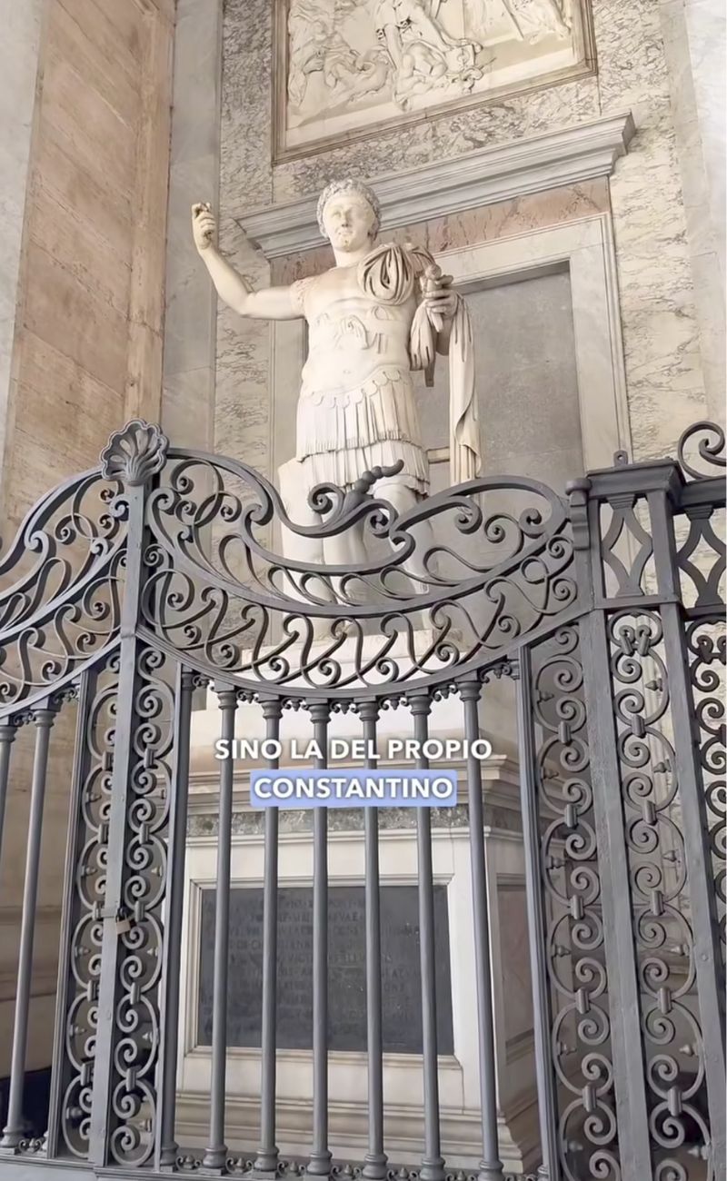 All'ingresso della chiesa più importante al mondo non c'è la statua di un Papa o di un Santo ma di un imperatore