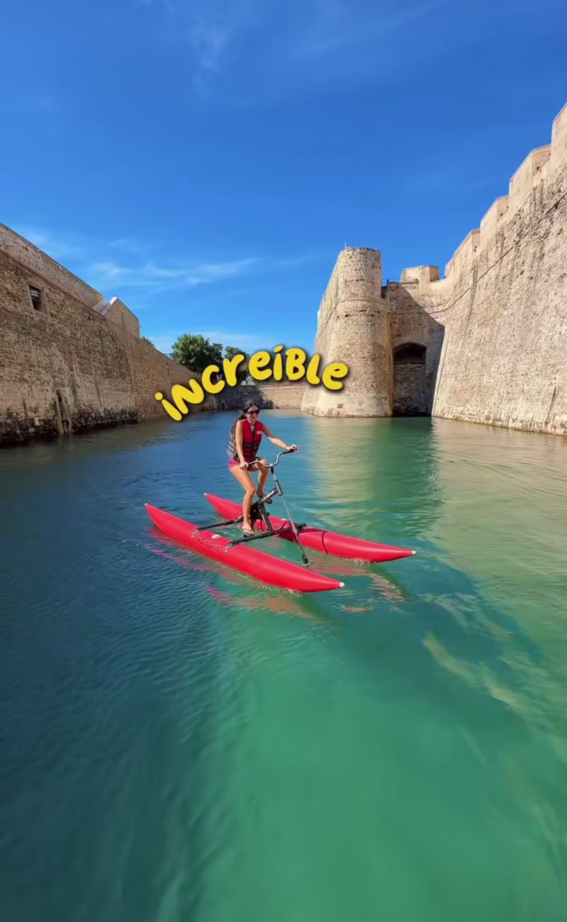 La bici acquatica nel 'Foso', uno dei luoghi iconici dell'assolata Ceuta.