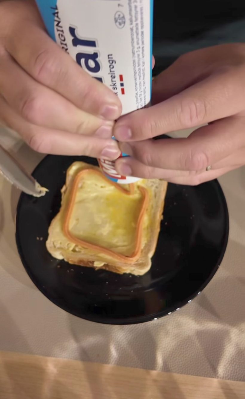 Così si spalma la crema sul pane tostato con burro