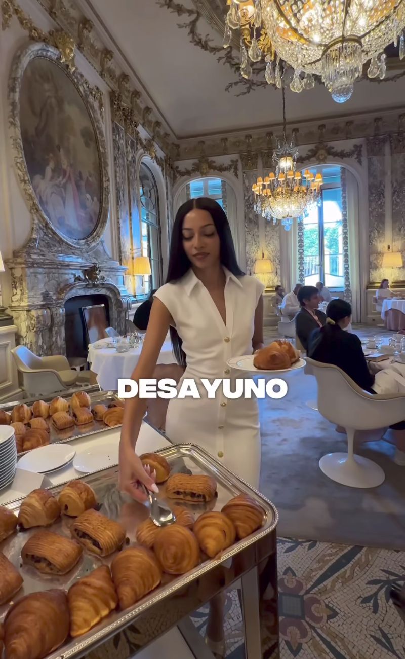 La content creator ha preso anche alcuni pain au chocolat dal buffet