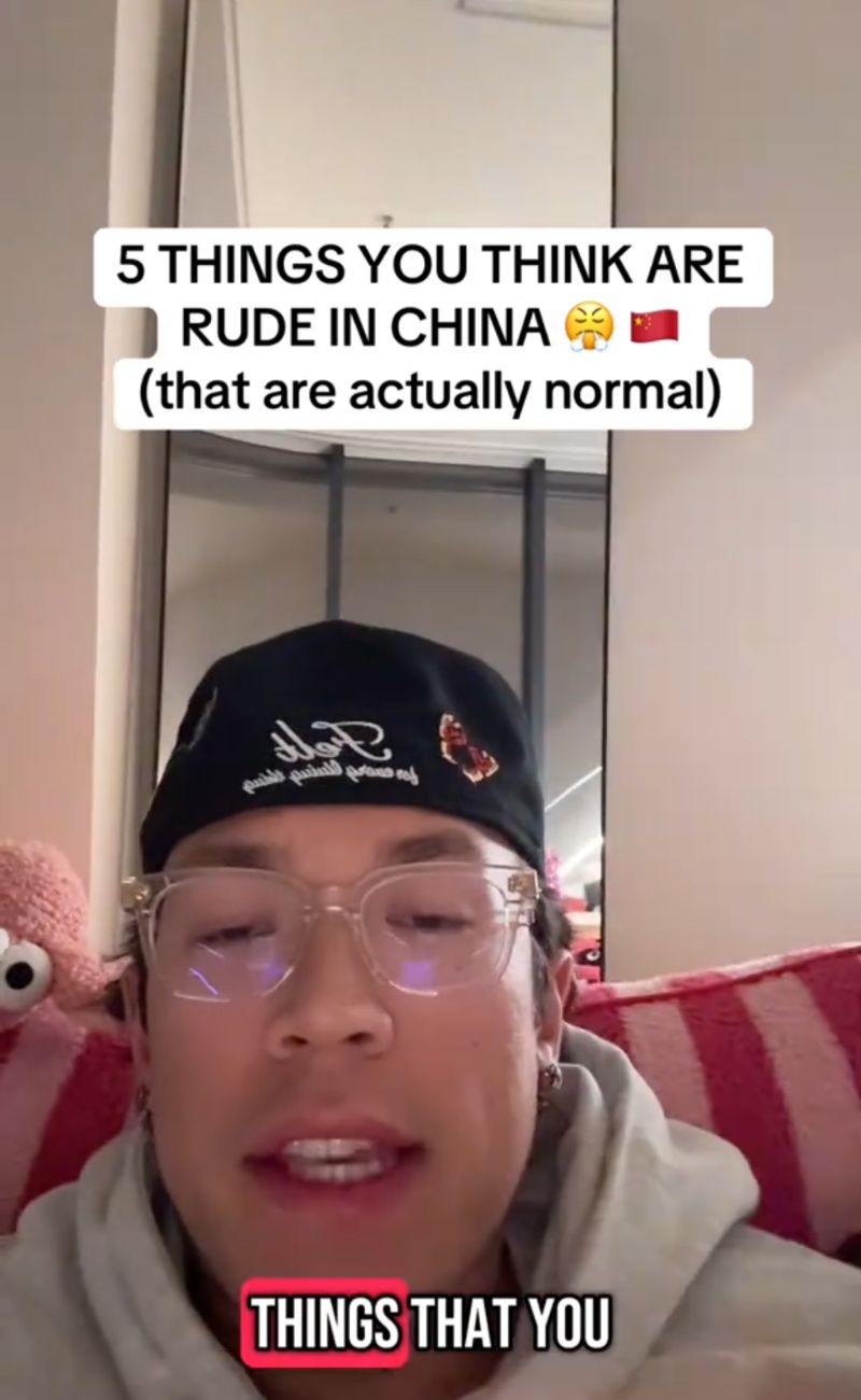 Un content creator che vive in Cina ha elencato le 5 cose che in Occidente sembrano scortesi ma che in Cina sono normalissime.