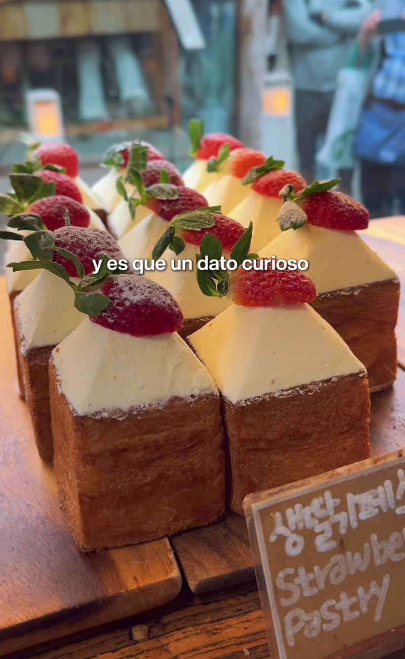 I cornetti cubici con crema e fragola sono tra i migliori dolci che il content creator ha provato.