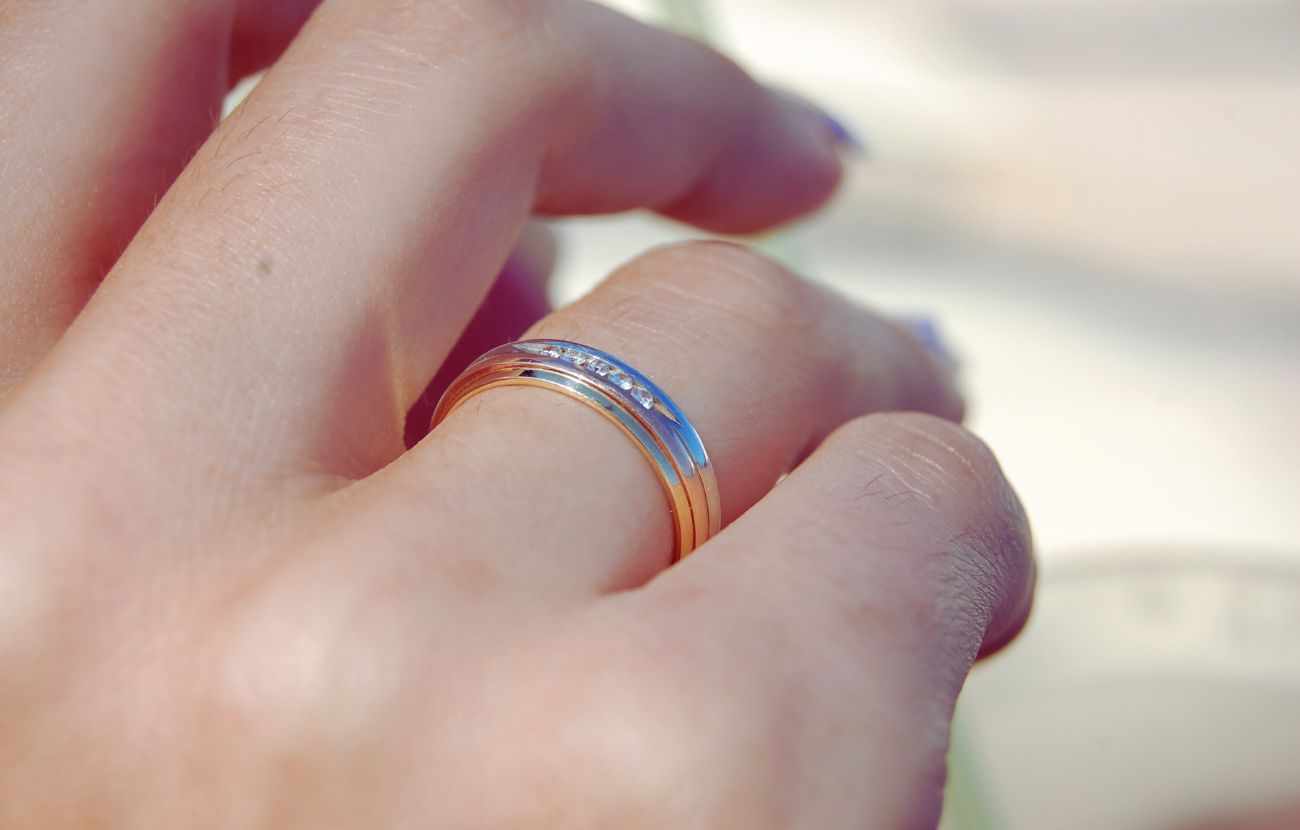 La bellissima passeggera dell'aereo ha rimesso la fede nuziale mentre scendeva, lasciando il narratore in totale confusione.