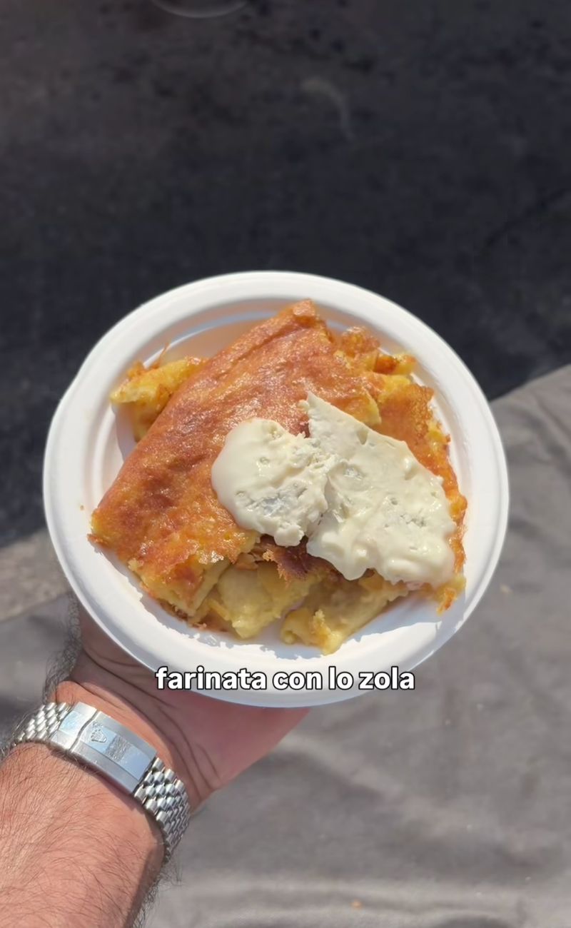 Farinata con gorgonzola, uno dei piatti più apprezzati dall'autore del video.