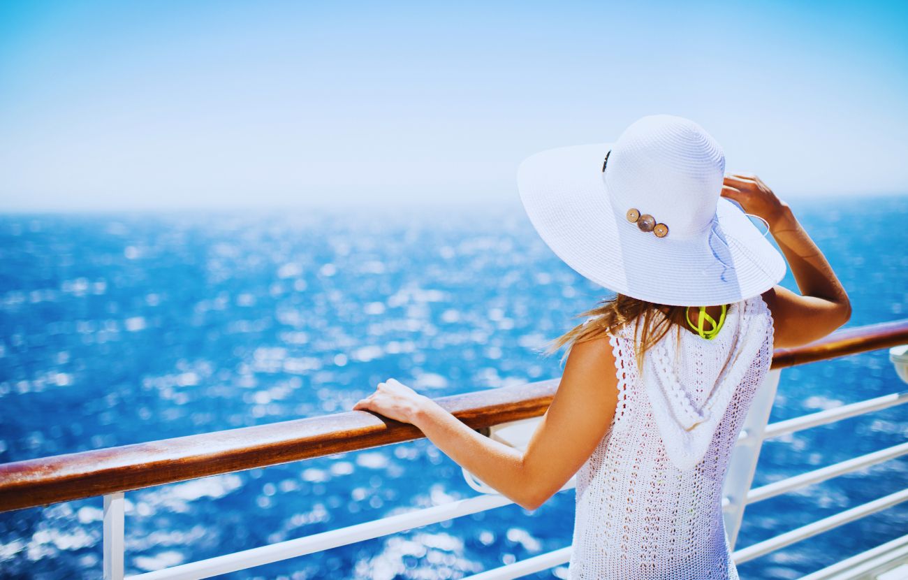 In crociera ti senti più felice perché osservi costantemente il colore blu, sei meno connesso e provi il giusto mix tra relax e avventura.