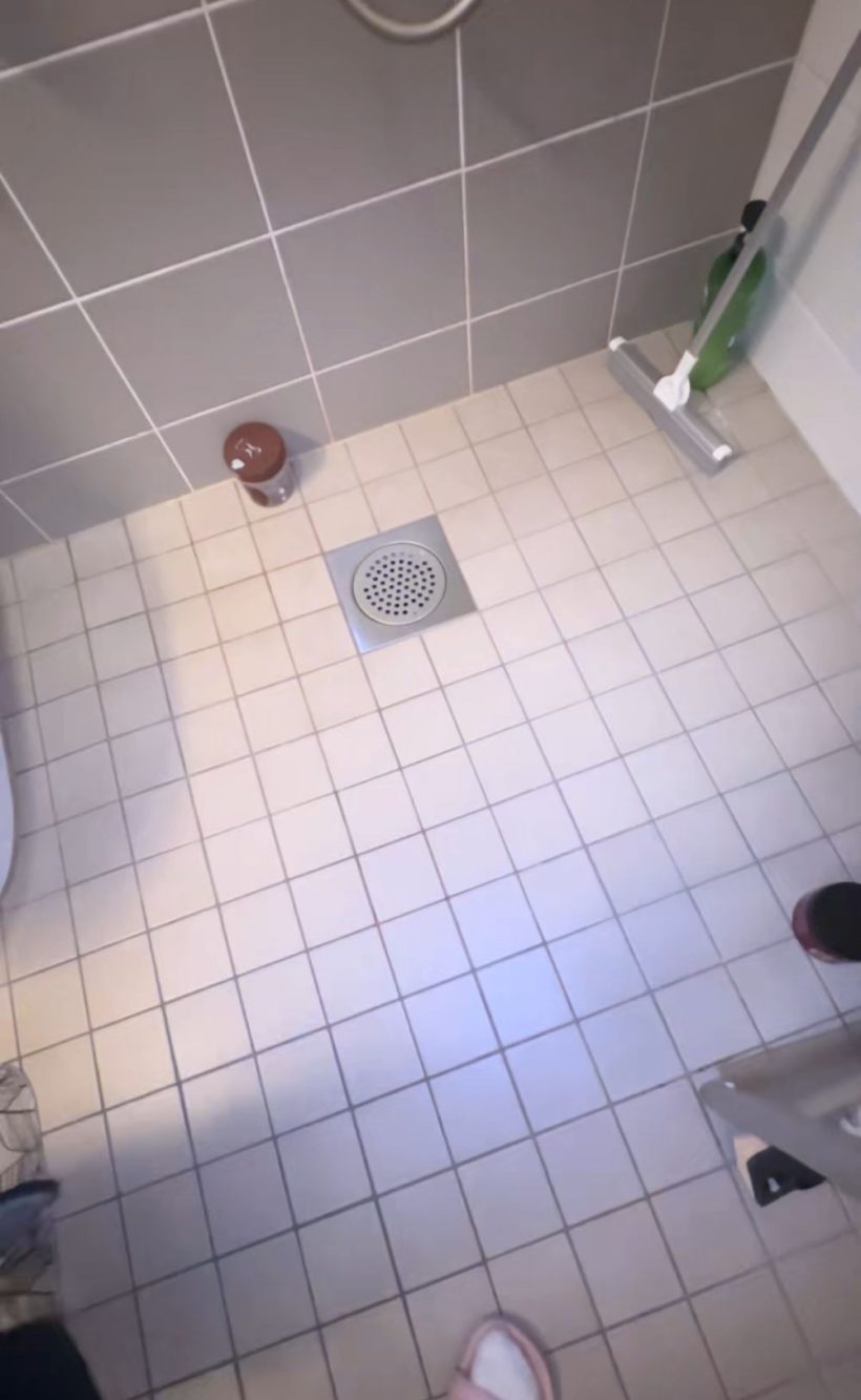 In Finlandia non è la normalità avere un box o un piatto doccia: lo scarico è nel pavimento del bagno.