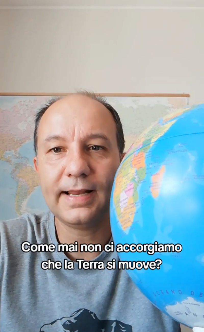 La Terra si muove, ma noi non ce ne accorgiamo: la fisica spiega perché.