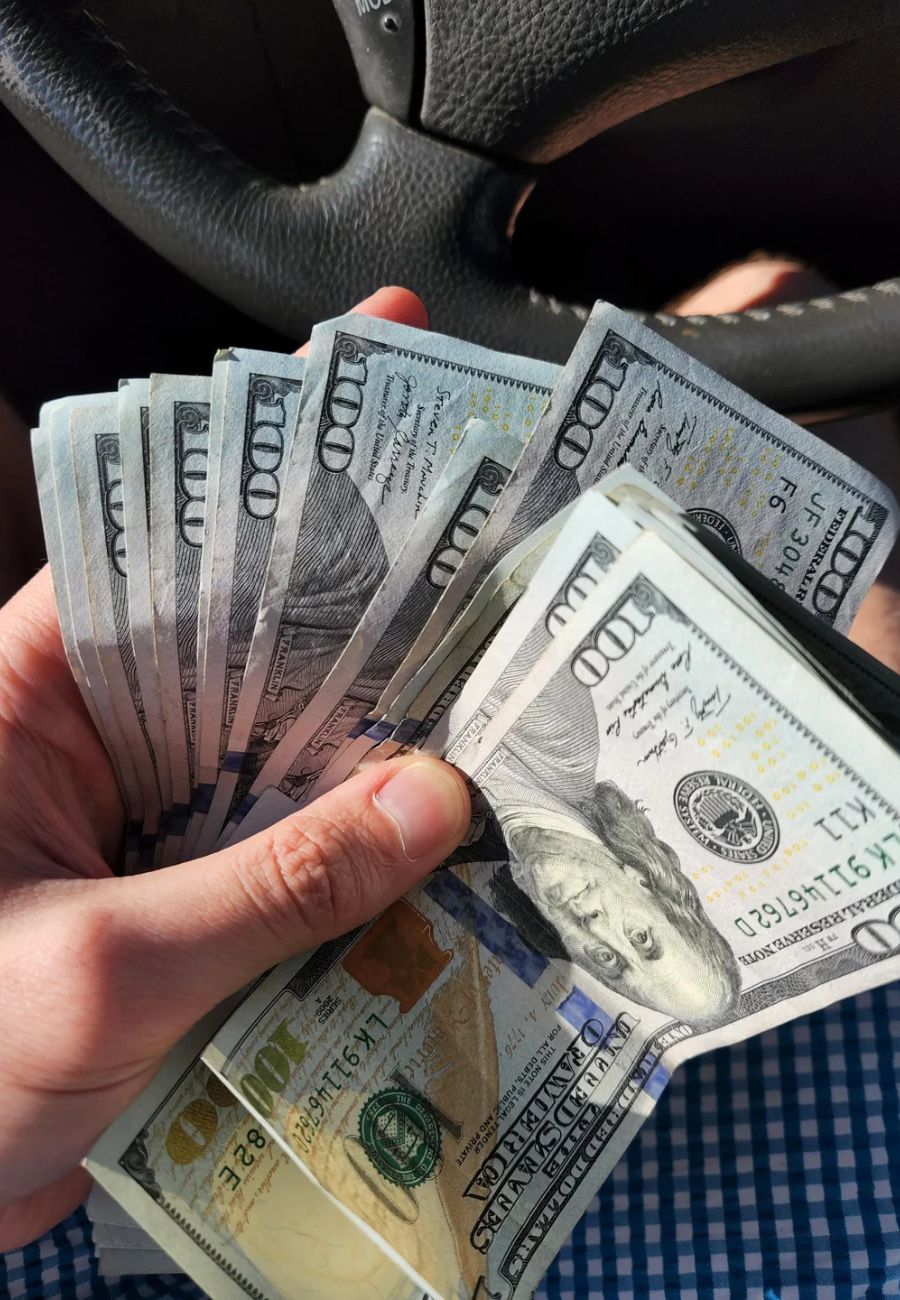 I 2000 dollari americani trovati dentro una giacca usata