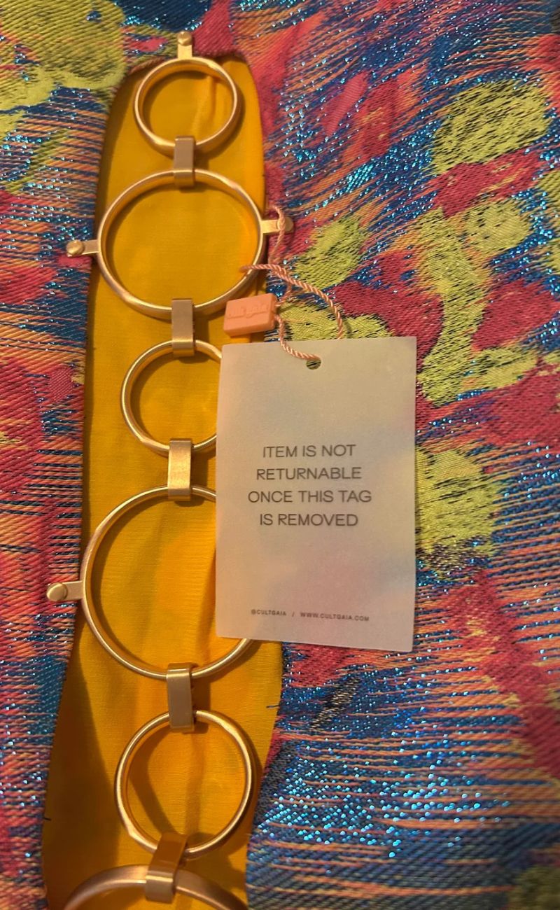 Sulla gonna usata c'è scritto che non può essere restituita se priva del cartellino in questione. Credits: r/thriftstorehauls - Reddit.com