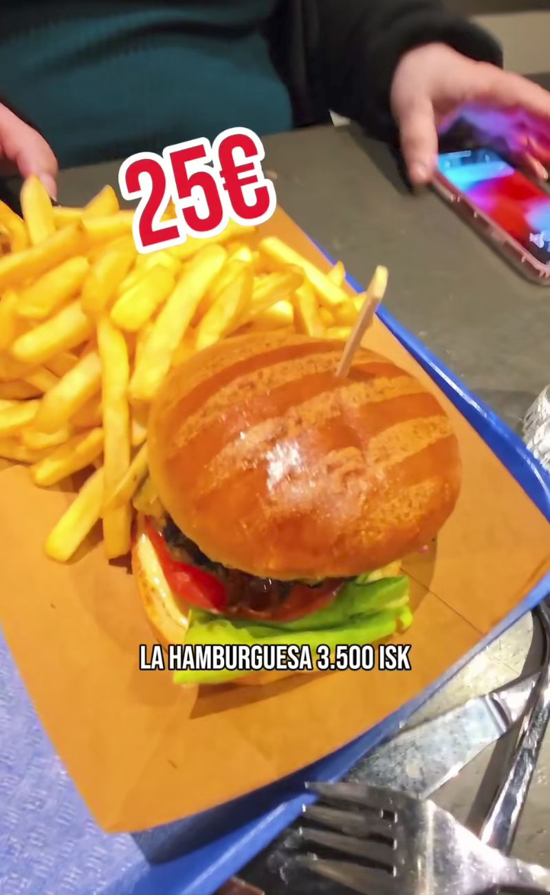 Un normalissimo hamburger con patate fritte in Islanda costa 25€
