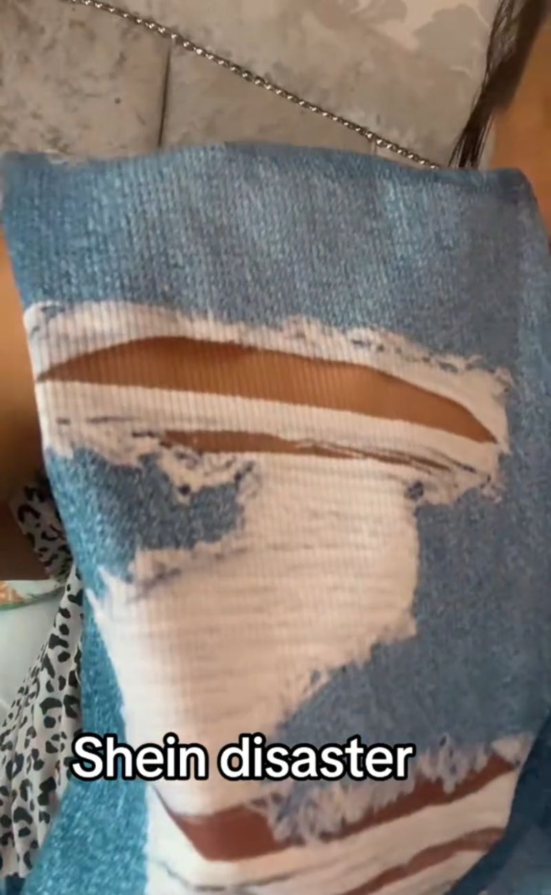 I 'jeans strappati' su Shein sono strappati ma solo 'graficamente'