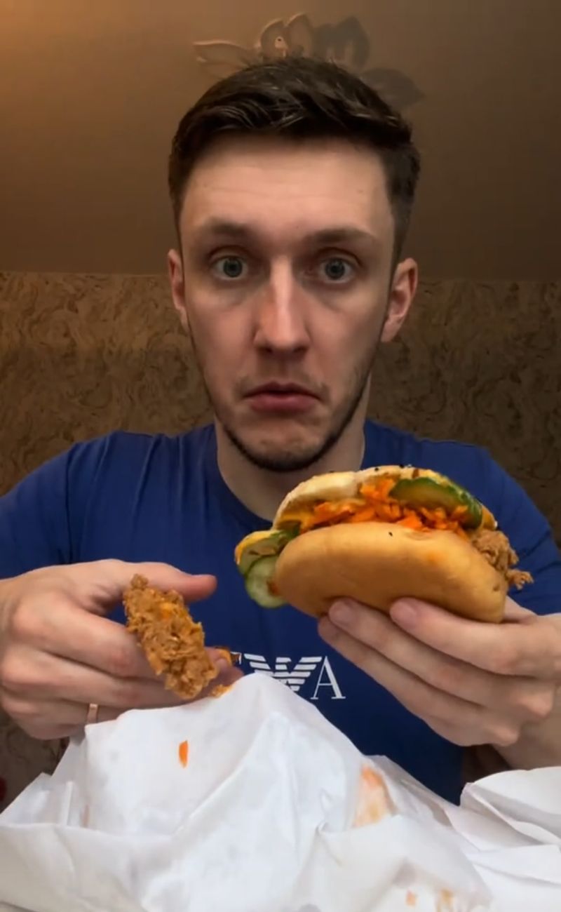 Il panino del KFC russo è stato il piatto più apprezzato dall'autore del video.