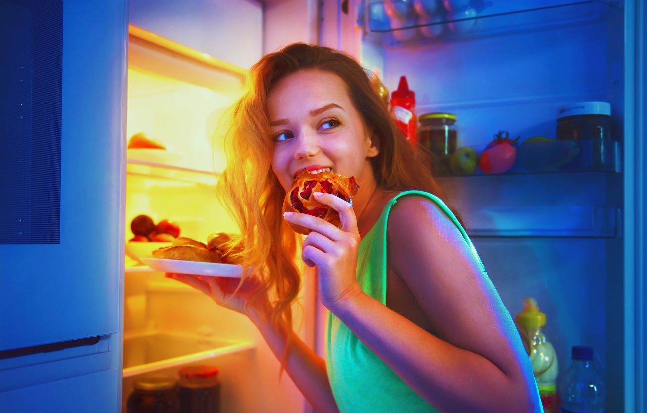 La luce del frigorifero consuma, certamente, ma per un uso normale dell'elettrodomestico parliamo di meno di 1€ l'anno.