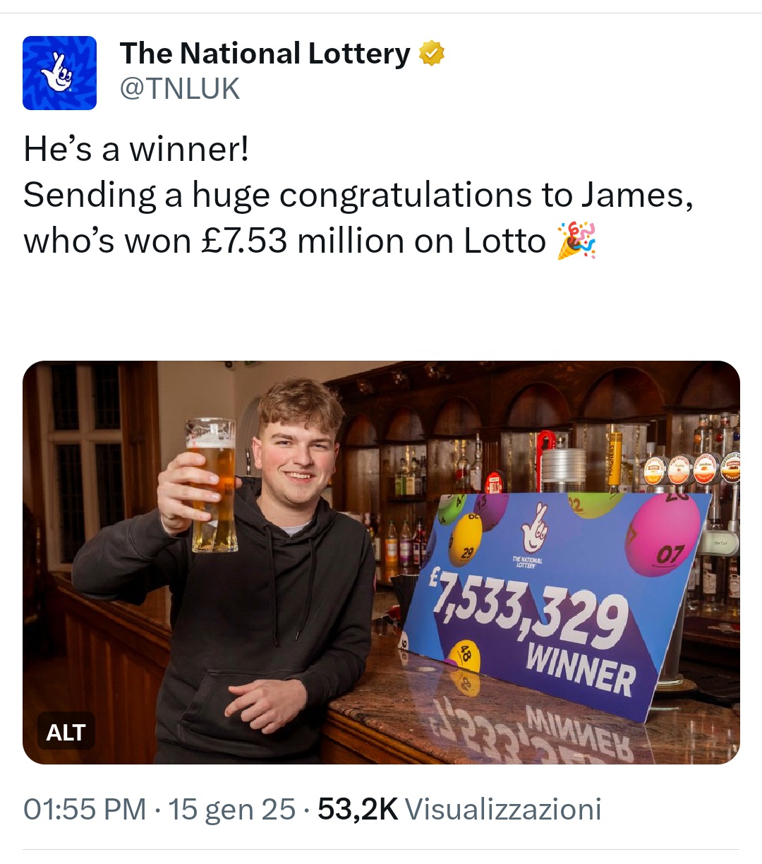 Il post dell'account ufficiale della Lotteria del Regno Unito che fa le congratulazioni al fortunato 20enne, vincitore dell'equivalente di 8.6 milioni di euro.