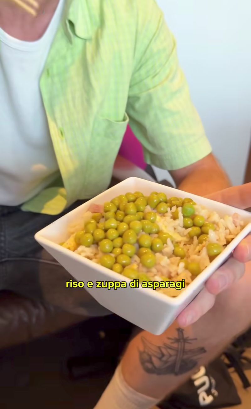 Riso e piselli è uno dei tanti piatti caldi disponibili nella Lounge