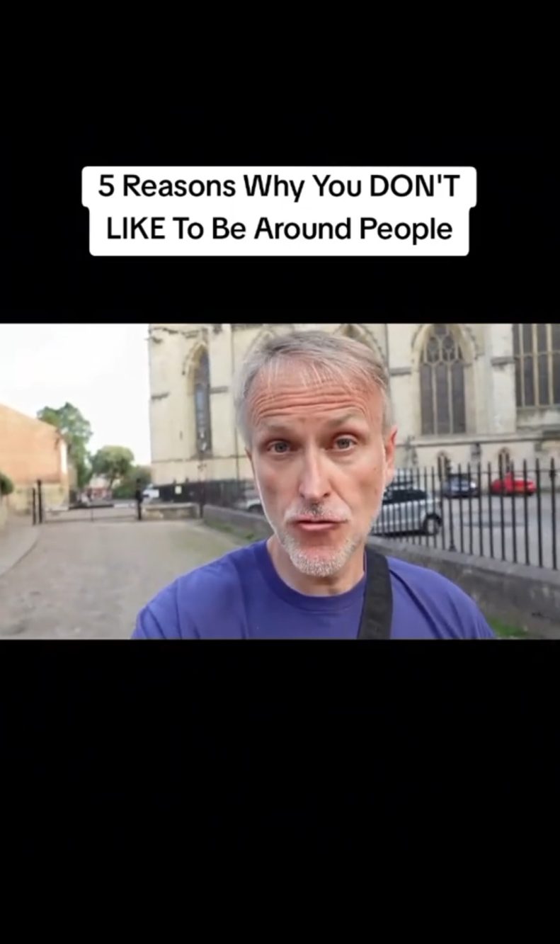 Alexafan90 ha parlato di chi, come lui, non ama i luoghi affollati e le compagnie allargate.