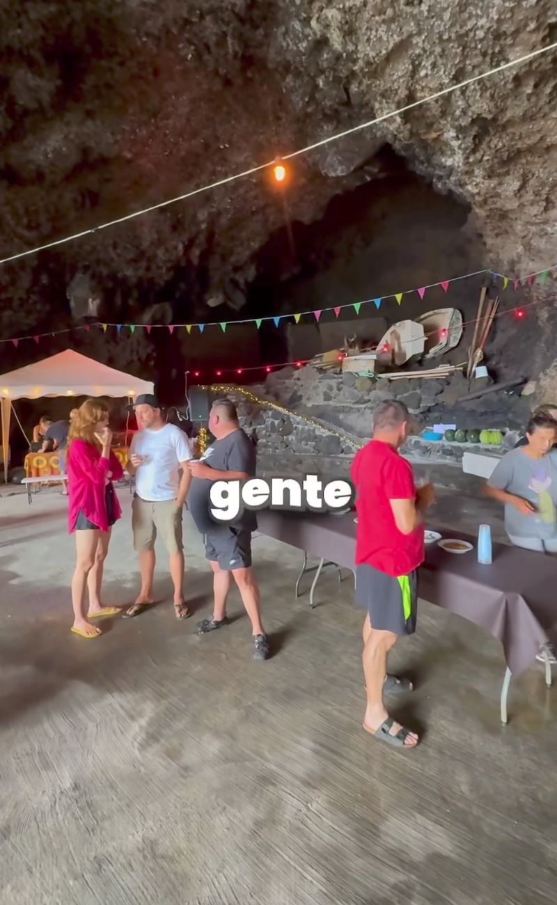 La festa patronale, con la gente del posto che festeggia in compagnia