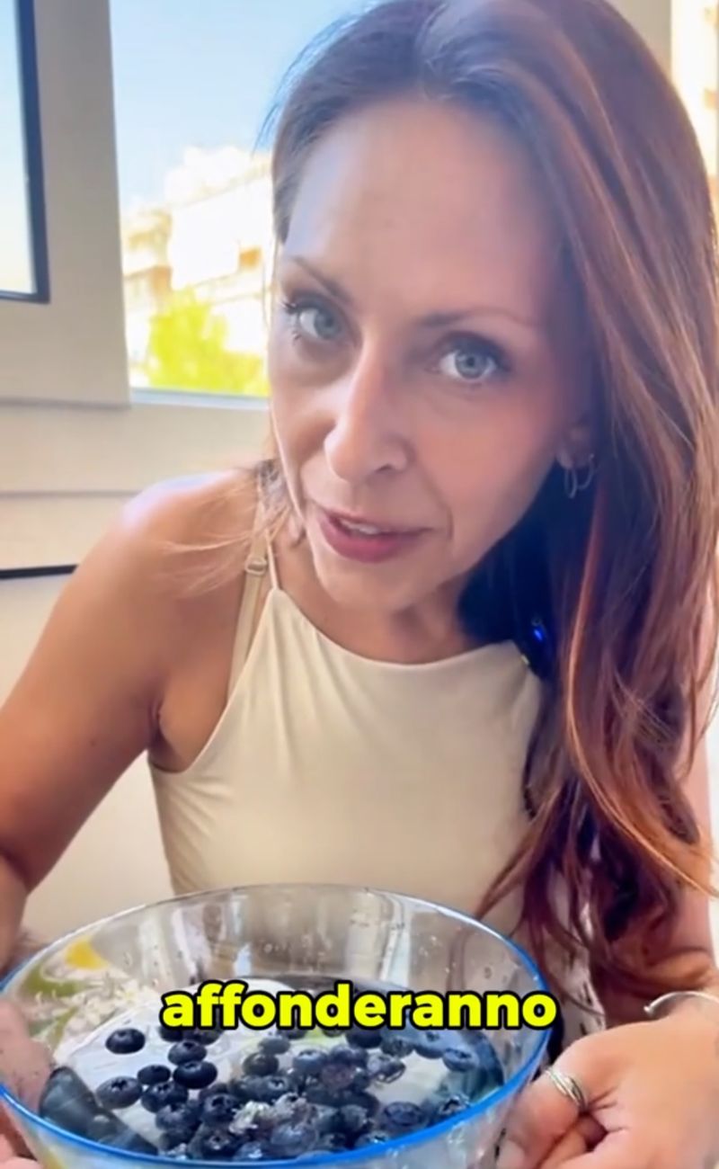 I mirtilli freschi affonderanno, quelli acerbi rimarranno a galla