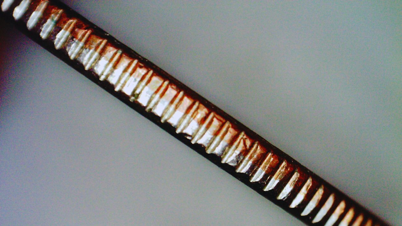 Il bordo rigato di una moneta visto da vicino