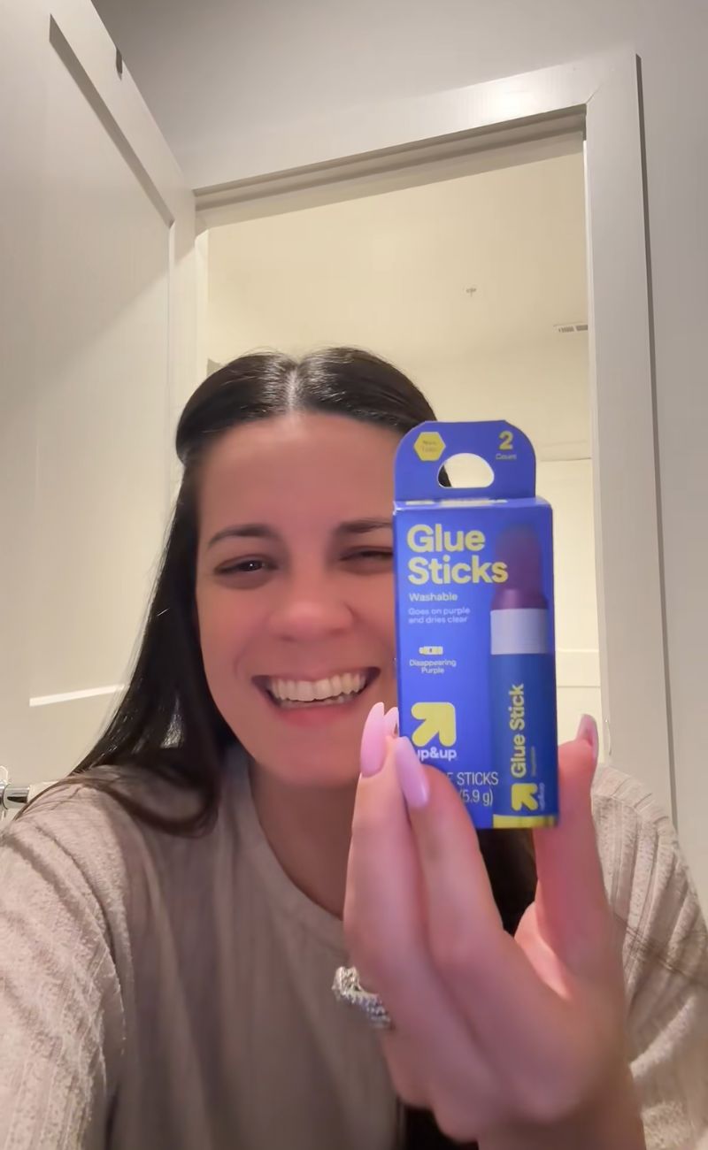 Il contenuto del pacco misterioso ordinato su Shein a 50 centesimi. Niente gioielleria, a quanto pare.