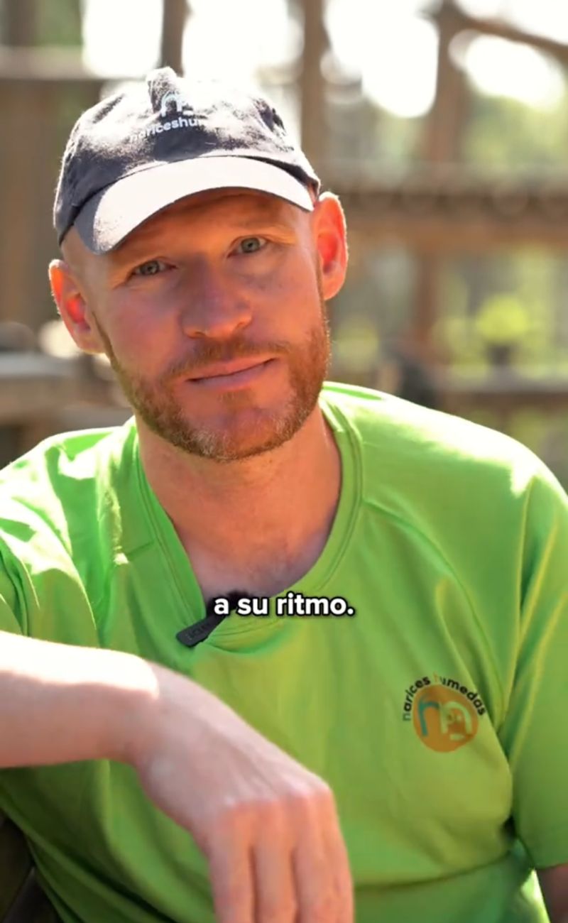 Sembra un'informazione banale ma non lo è: la passeggiata è del cane, non tua, quindi segui il suo ritmo. Se vuole fermarsi ad annusare, lasciaglielo fare.