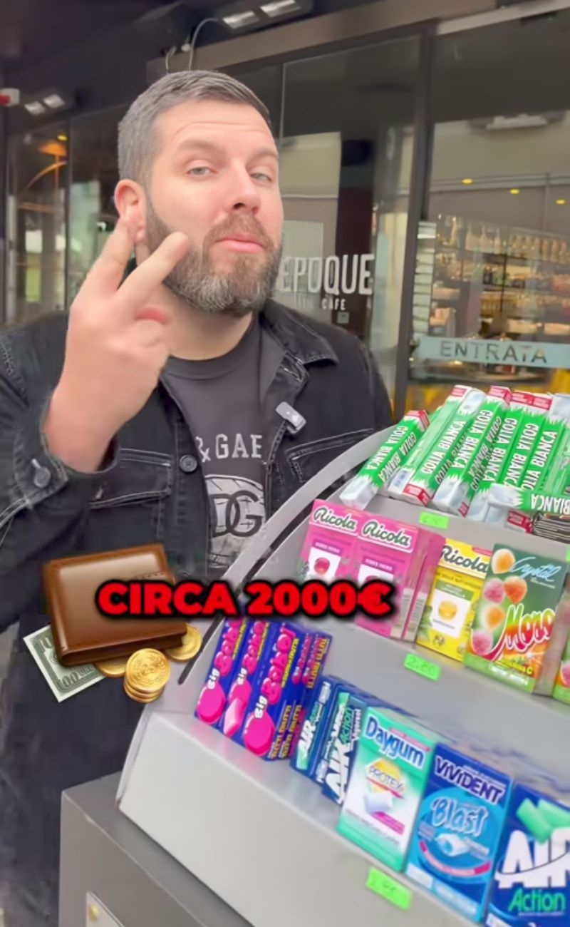 L'imprenditore assicura che i ripetuti furti a questo espositore gli costano circa 2000€ l'anno