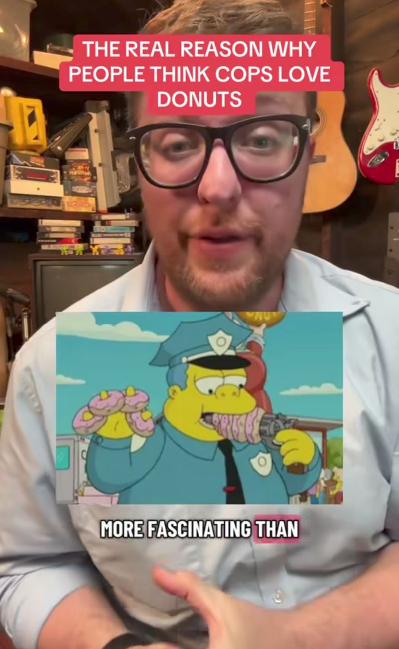Lo stereotipo secondo cui i poliziotti mangiano ciambelle affonda le sue radici nell'America degli anni '60 e '70, quando gli immigrati cambogiani e vietnamiti aprirono i donut shop, aperti 24 ore su 24, uno dei pochi posti dove i cops potevano mangiare o bere nei turni notturni.