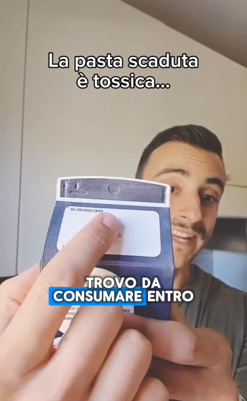 A differenza della pasta, il latte scaduto non va assolutamente consumato.