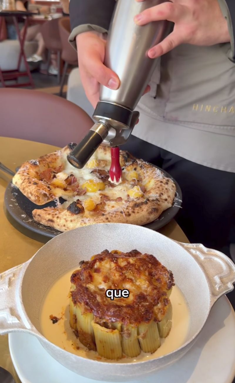 La pizza e la pasta, entrambe giudicate "buonissime", nel ristorante di Messi in Andorra.