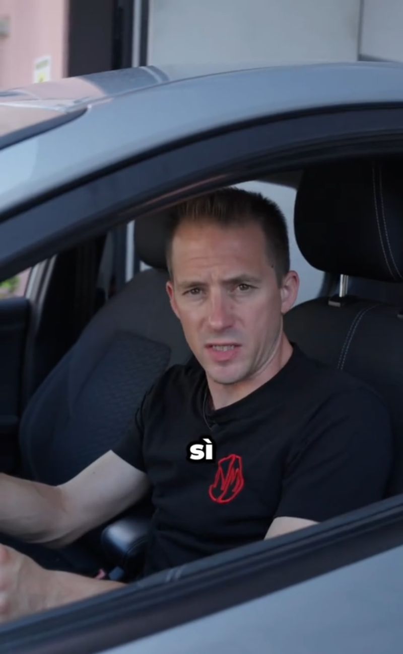 Il meccanico ha spiegato che tenere l'auto accesa e lasciarla ferma è inutile, quasi dannoso: molto meglio aspettare pochi istanti e partire, mantenendo la velocità e le marce molto basse.