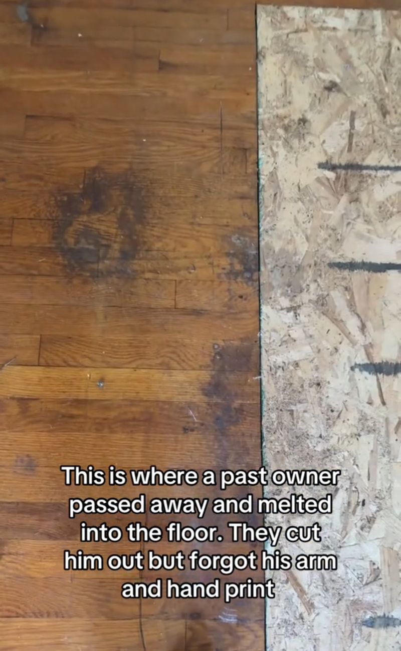 La 'macchia' del corpo rimasto sul pavimento per giorni e giorni ad altissime temperature è stata coperta alla bell'e meglio.