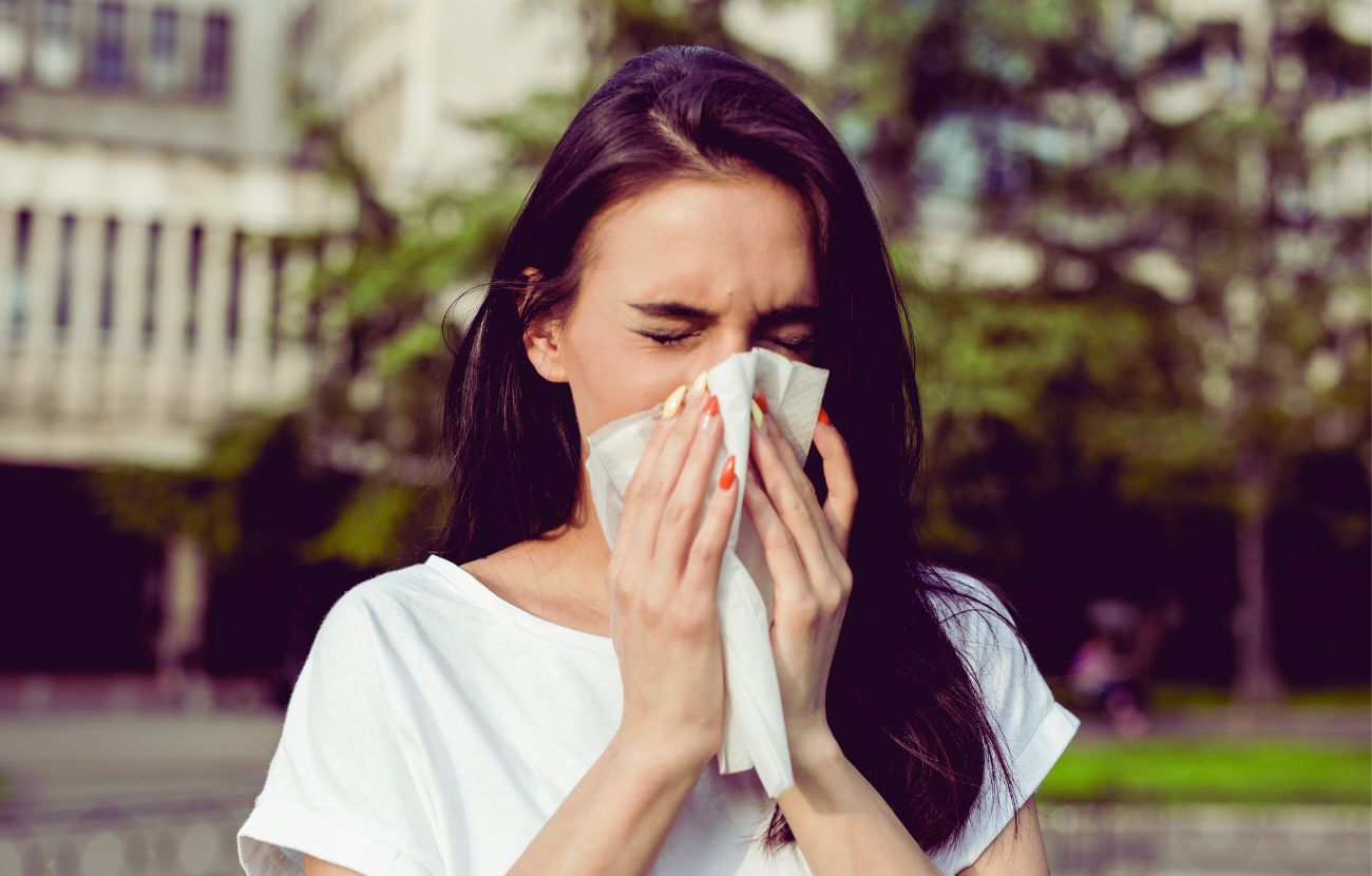 Il galateo impone di coprire la bocca con il fazzoletto e di chiedere sommessamente scusa agli eventuali presenti.
