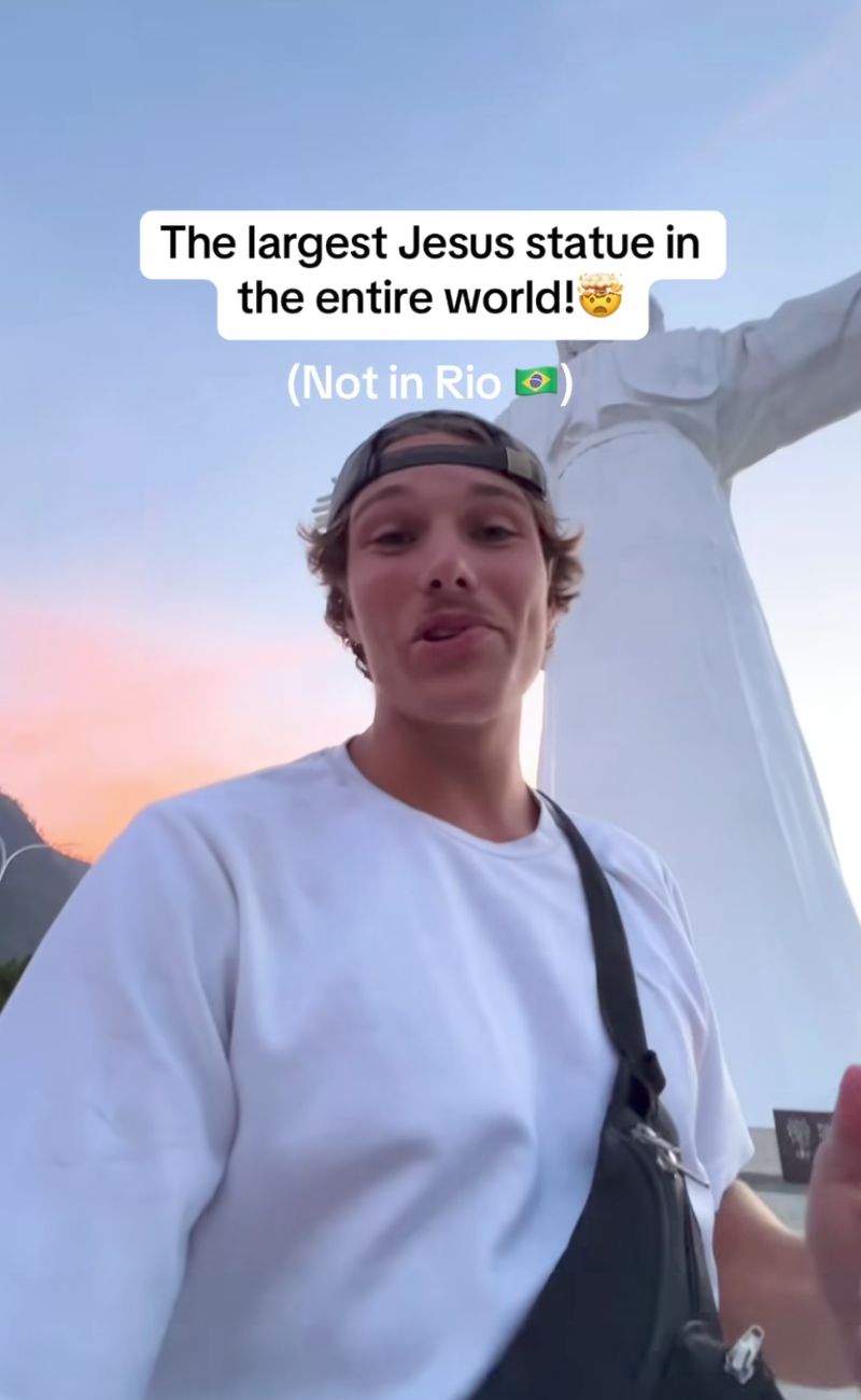 Il Cristo redentore indonesiano è molto più grande di quello brasiliano.