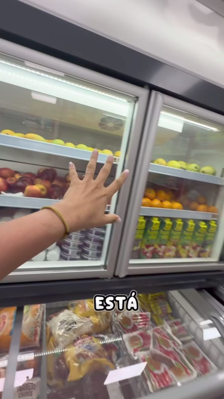 La content creator ha ammesso che "solo nelle Maldive" ha visto la frutta nel frigorifero.