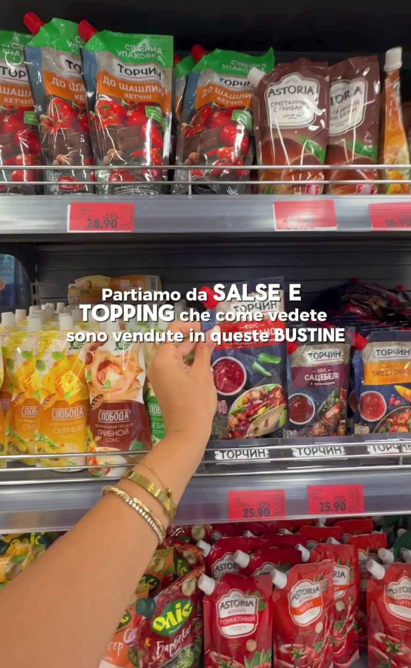 Le confezioni delle salse in un supermercato moldavo sono diverse da quelle italiane.