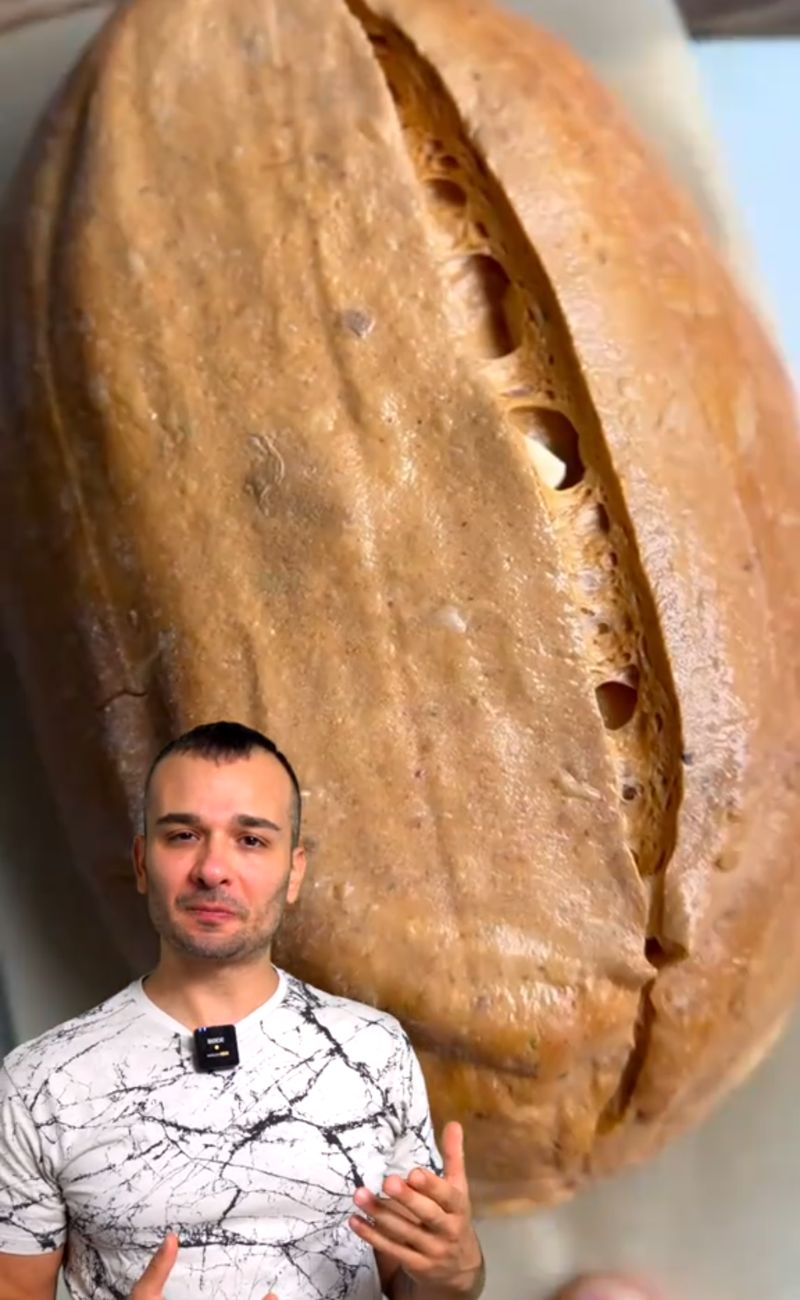 Il pizzaiolo ha spiegato perché è importante applicare un taglio sull'impasto prima di infornare.