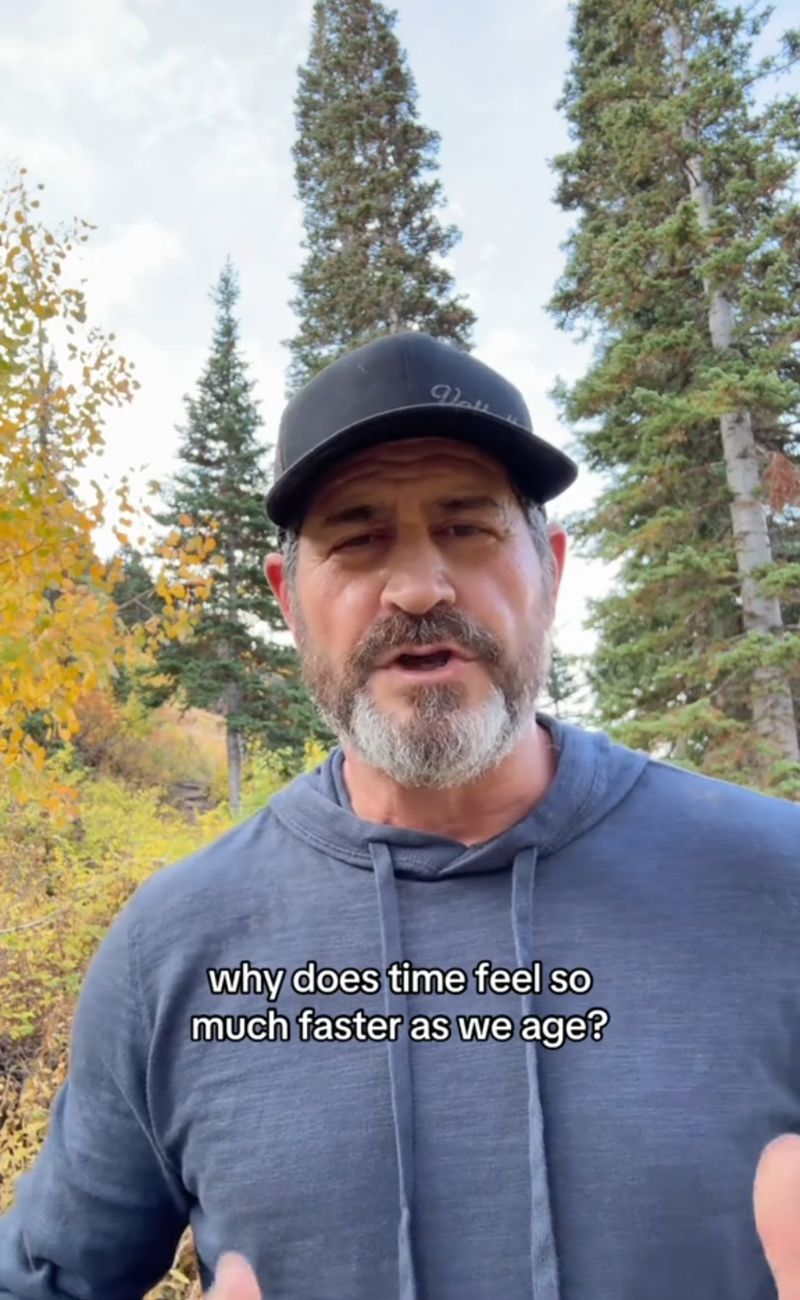 "Perché il tempo sembra scorrere più velocemente quando invecchiamo?", è la domanda a cui risponde il medico americano.