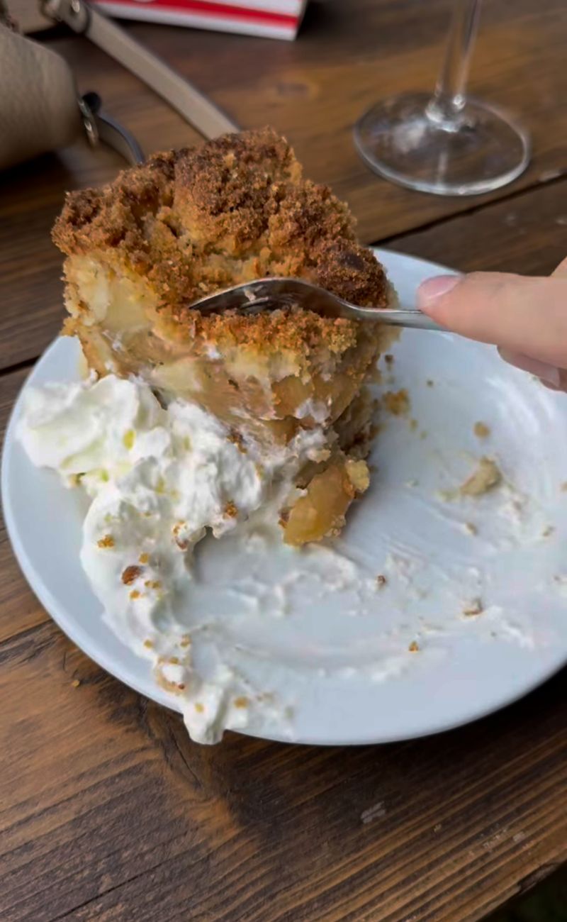 La torta di mele subito dopo l'aperitivo è uno dei tanti alimenti che differenziano il matrimonio olandese da quello italiano standard.