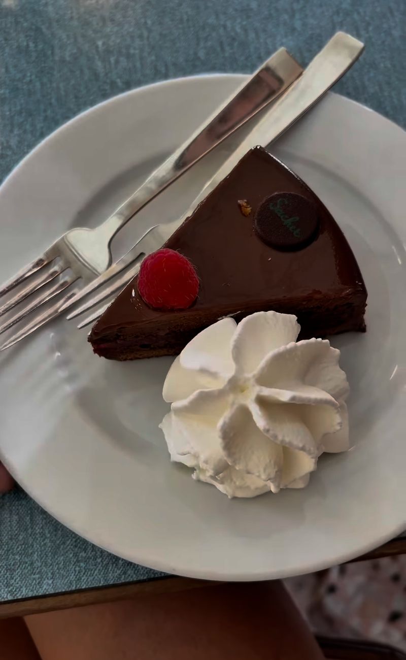 La torta sacher preparata dal Bar Luce in Fondazione Prada a Milano