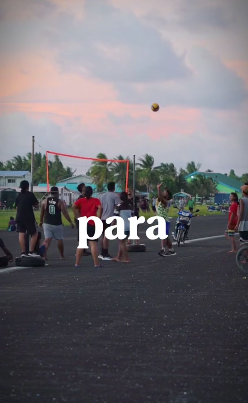 L'aeroporto di Tuvalu, nei giorni senza atterraggi, diventa una sorta di campo di calcio o pallavolo per i bambini del posto.