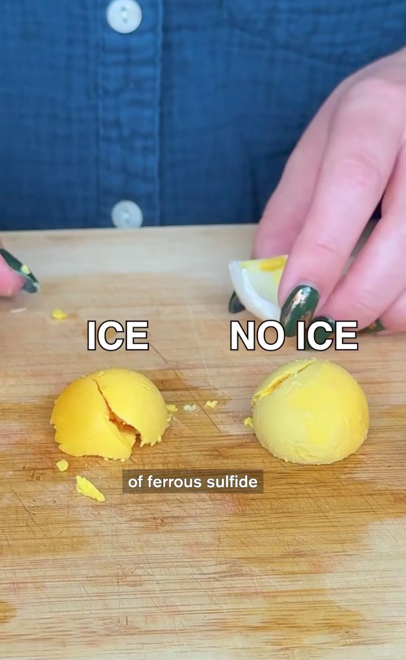 A sinistra un uovo sodo immerso nel ghiaccio: il tuorlo è giallo vivo; a destra uno non immerso nel ghiaccio, con una leggera patina verdognola/grigia.