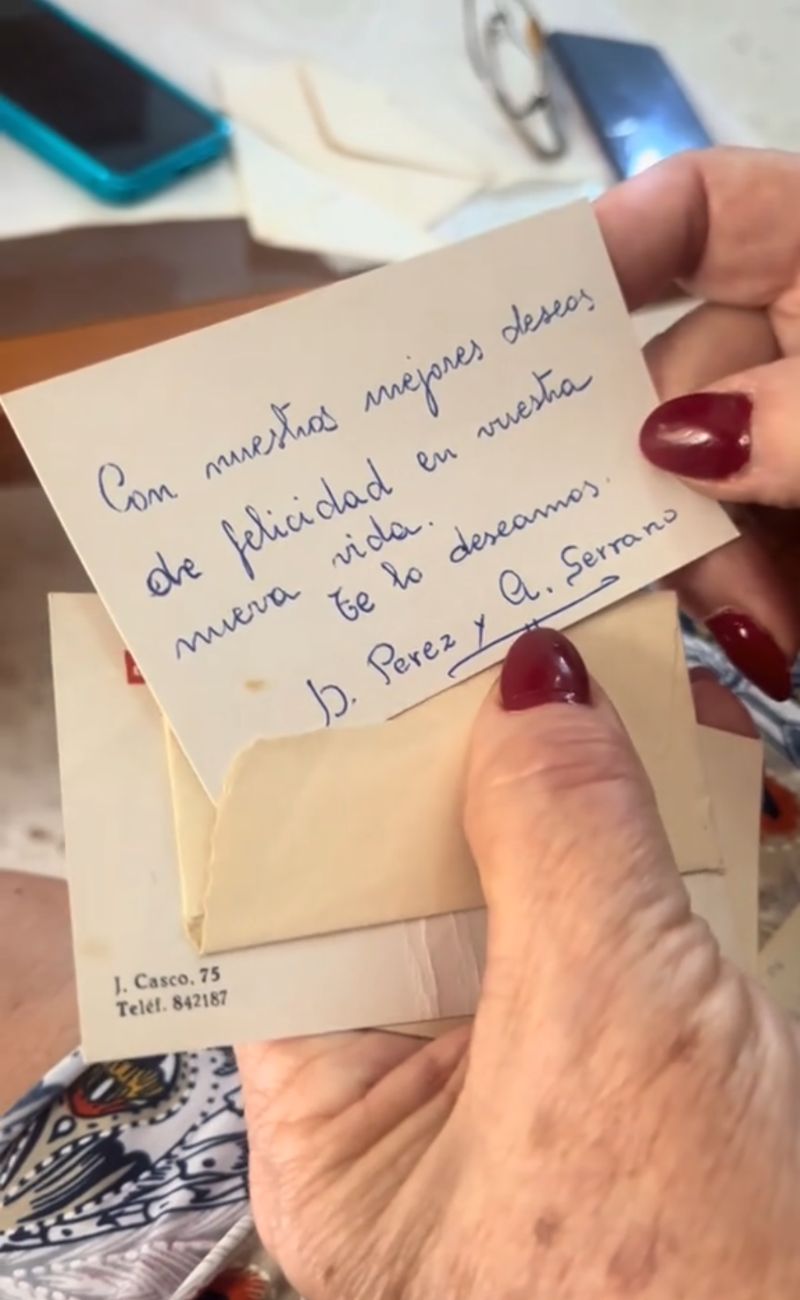 Un bigliettino di auguri per il matrimonio del 1971: scritto a mano, con un messaggio semplice.