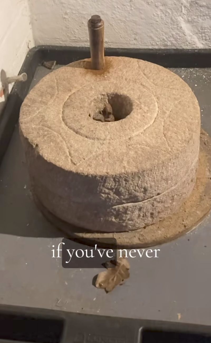 Questo è lo strumento con cui si macinava il grano nel Medioevo: in mezzo alla farina finivano anche pezzi di ghiaia, che inevitabilmente danneggiavano i denti.